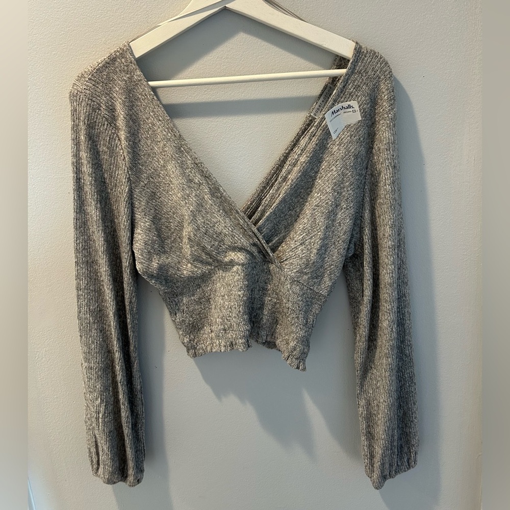 *brand new* Light Grey Women’s Medium Cropped Lounge Shirt w/ V-neck